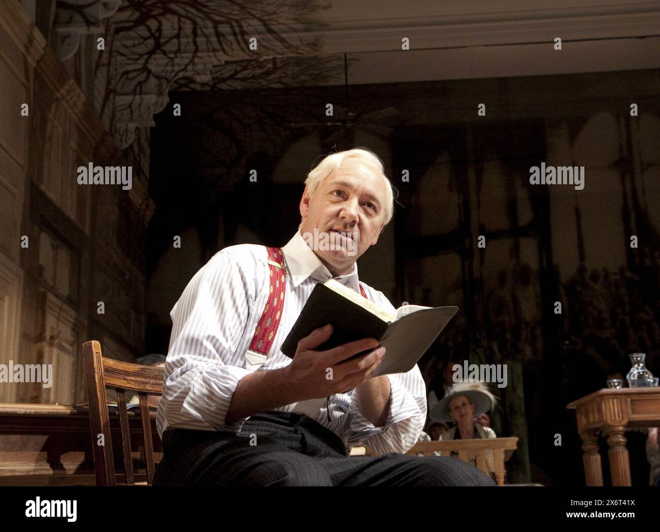 Kevin Spacey (Henry Drummond) dans HÉRITE LE VENT de Jerome Lawrence & Robert E. Lee au Old Vic Theatre, Londres SE1 01/10/2009 décor : Rob Howell costumes : Rob Howell & Irene Bohan éclairage : Howard Harrison réalisateur : Trevor Nunn Banque D'Images