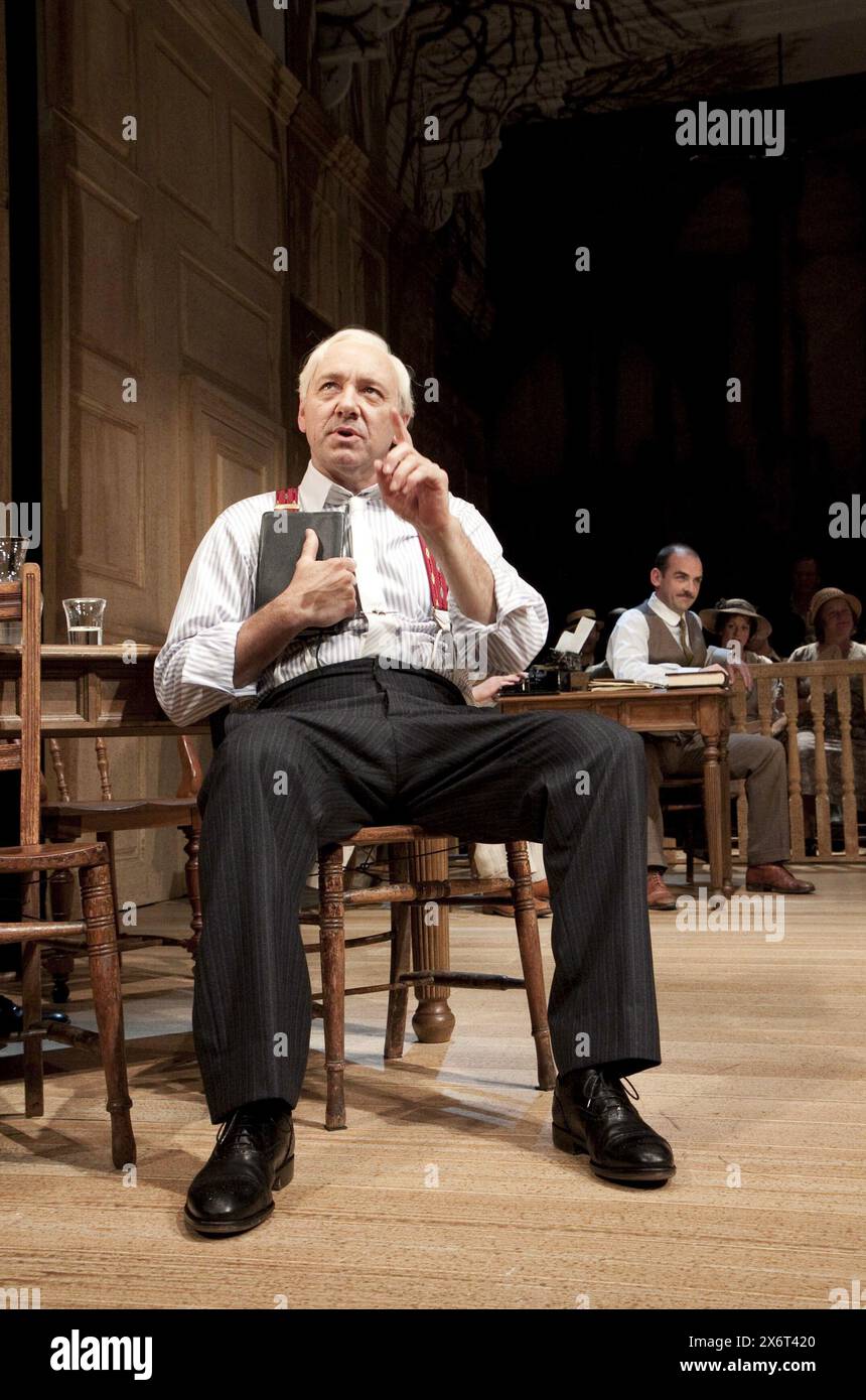 Kevin Spacey (Henry Drummond) dans HÉRITE LE VENT de Jerome Lawrence & Robert E. Lee au Old Vic Theatre, Londres SE1 01/10/2009 décor : Rob Howell costumes : Rob Howell & Irene Bohan éclairage : Howard Harrison réalisateur : Trevor Nunn Banque D'Images