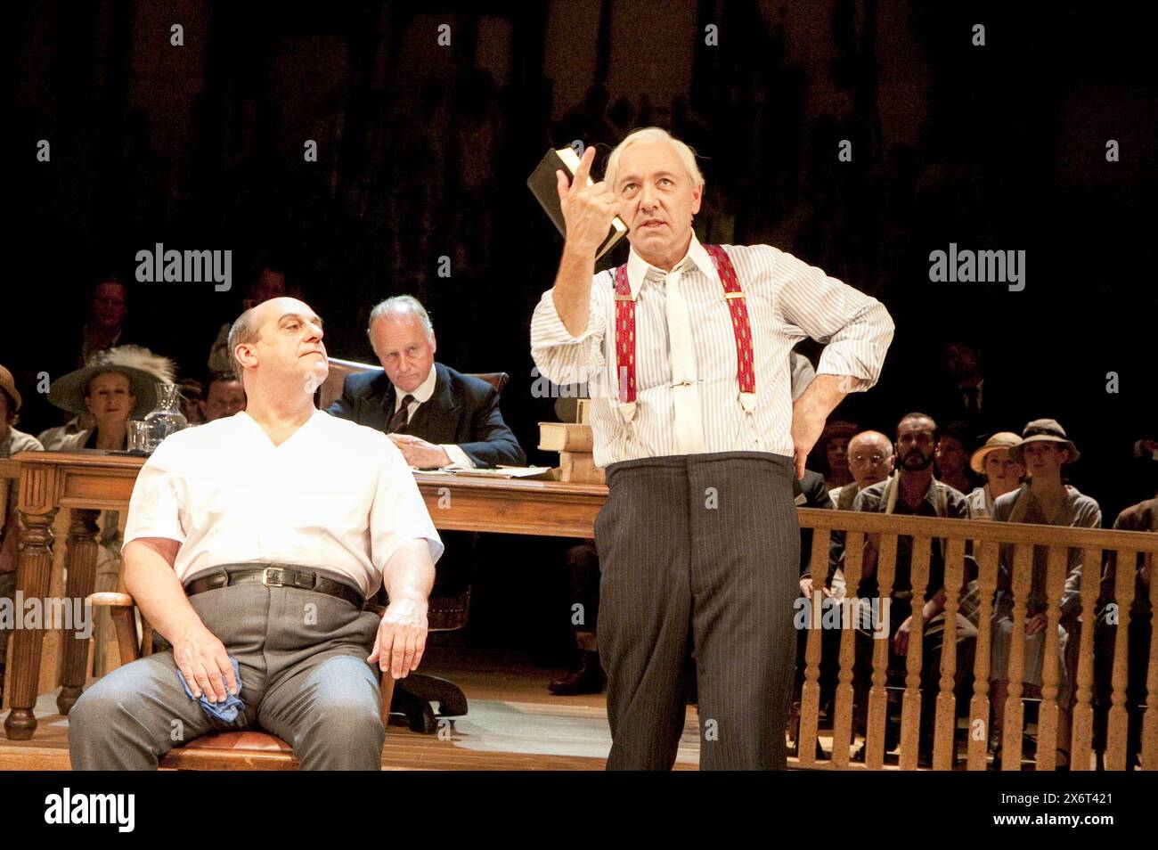 de gauche à droite : David Troughton (Matthew Harrison Brady), (arrière) Nicholas Jones (Judge), Kevin Spacey (Henry Drummond) dans INHERIT THE WIND de Jerome Lawrence & Robert E. Lee au Old Vic Theatre, Londres SE1 01/10/2009 décor : Rob Howell costumes : Rob Howell & Irene Bohan éclairage : Howard Harrison réalisateur : Trevor Nunn Banque D'Images