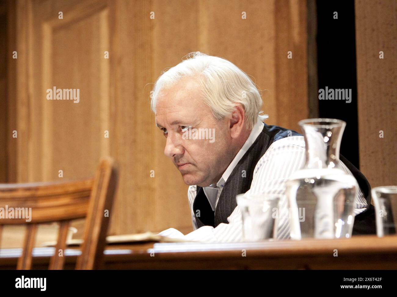 Kevin Spacey (Henry Drummond) dans HÉRITE LE VENT de Jerome Lawrence & Robert E. Lee au Old Vic Theatre, Londres SE1 01/10/2009 décor : Rob Howell costumes : Rob Howell & Irene Bohan éclairage : Howard Harrison réalisateur : Trevor Nunn Banque D'Images