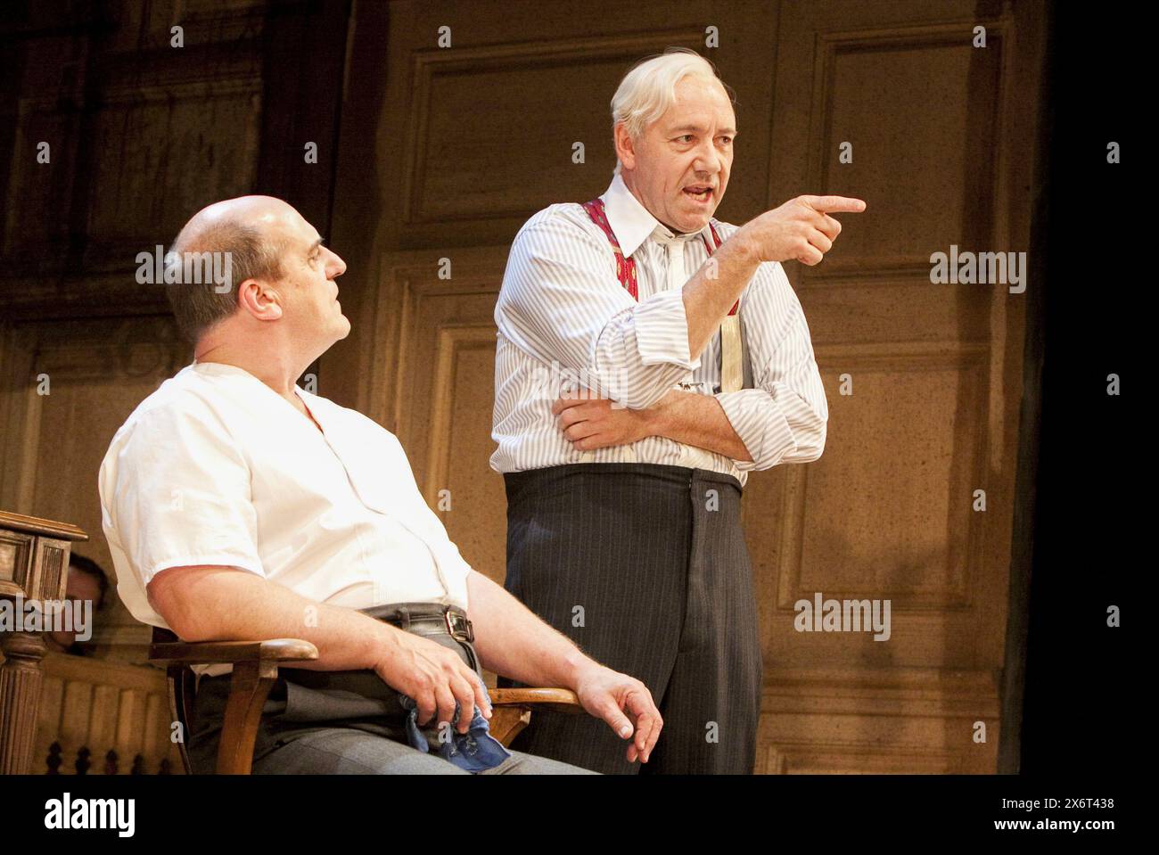 de gauche à droite : David Troughton (Matthew Harrison Brady), Kevin Spacey (Henry Drummond) dans HÉRITE LE VENT de Jerome Lawrence & Robert E. Lee au Old Vic Theatre, Londres SE1 01/10/2009 décor : Rob Howell costumes : Rob Howell & Irene Bohan éclairage : Howard Harrison réalisateur : Trevor Nunn Banque D'Images