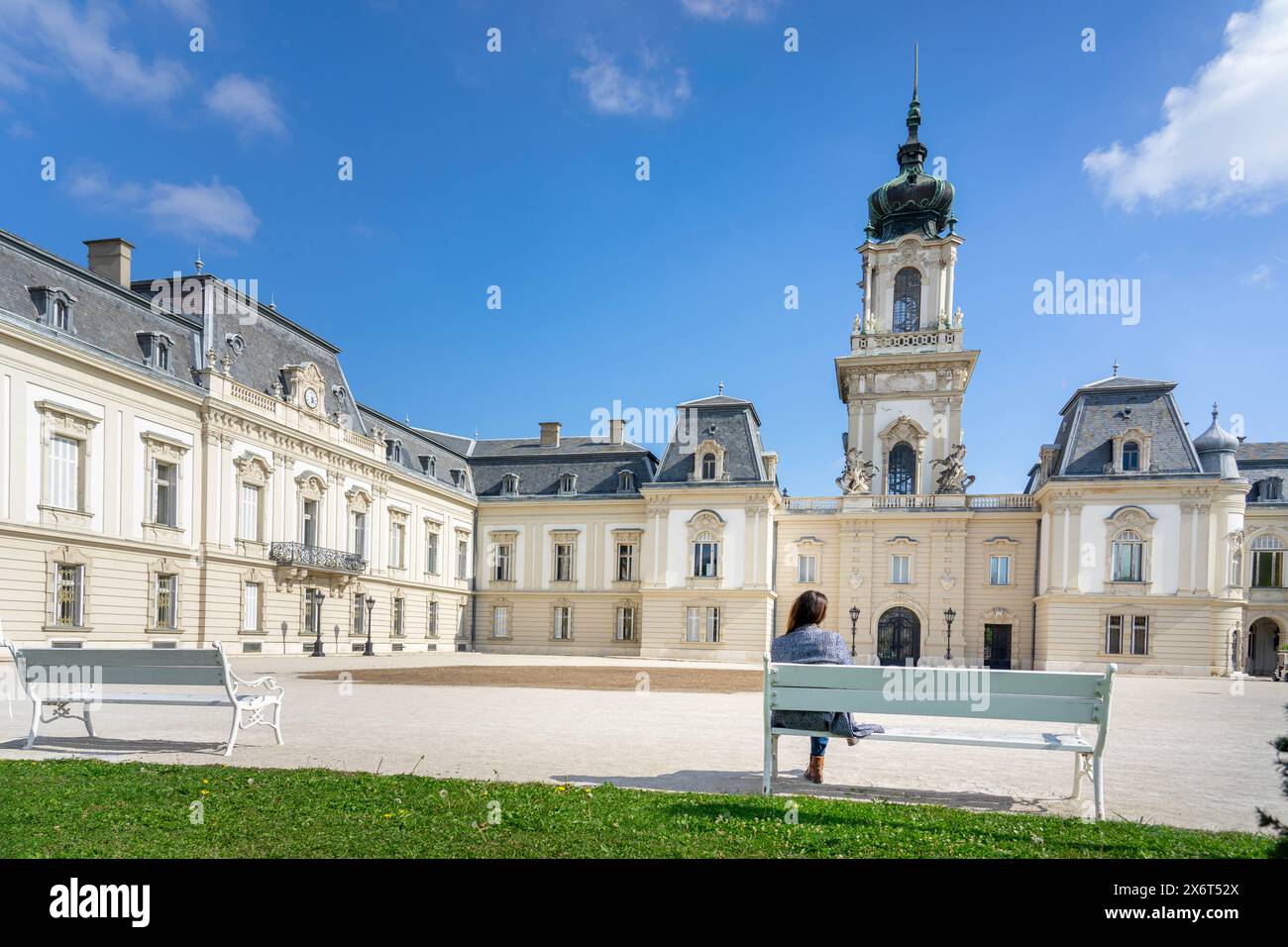 Magnifique bâtiment baroque du château de Festetics à Keszthely Hongrie avec une femme assise sur un banc Banque D'Images Magnifique bâtiment baroque du château de Festetics à Keszthely Hongrie avec une femme assise sur un banc Banque D'Images