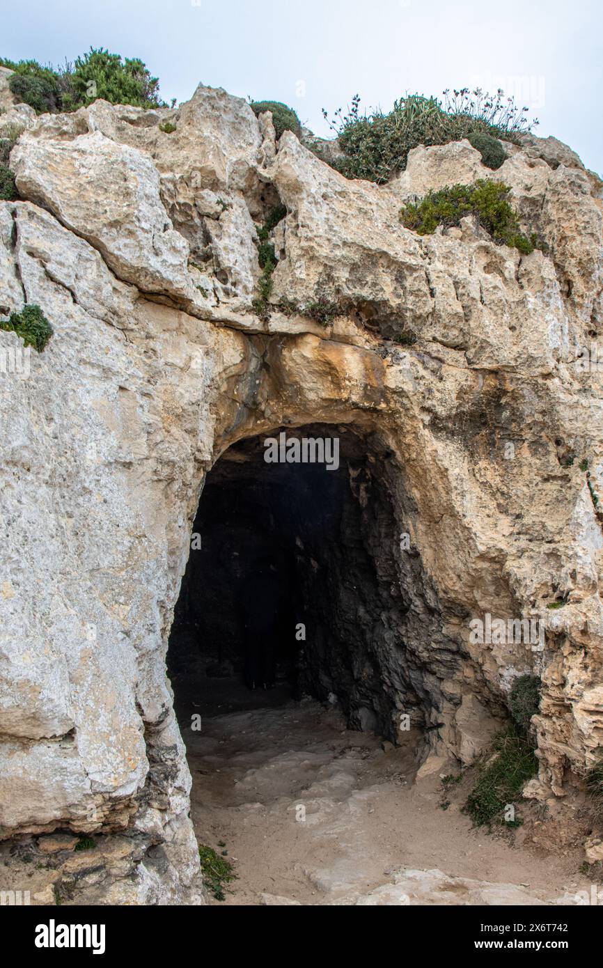 Entrada a la pequeña cueva Junto al Faro del Cabo de Cavalleria, es el faro más al norte de Menorca. Minorque, España Banque D'Images