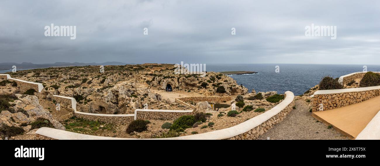 Fotografía panorámica desde el Faro del cabo de Cavalleria, el faro más al norte de Menorca, una belleza y tranquilidad incomparables. España Banque D'Images