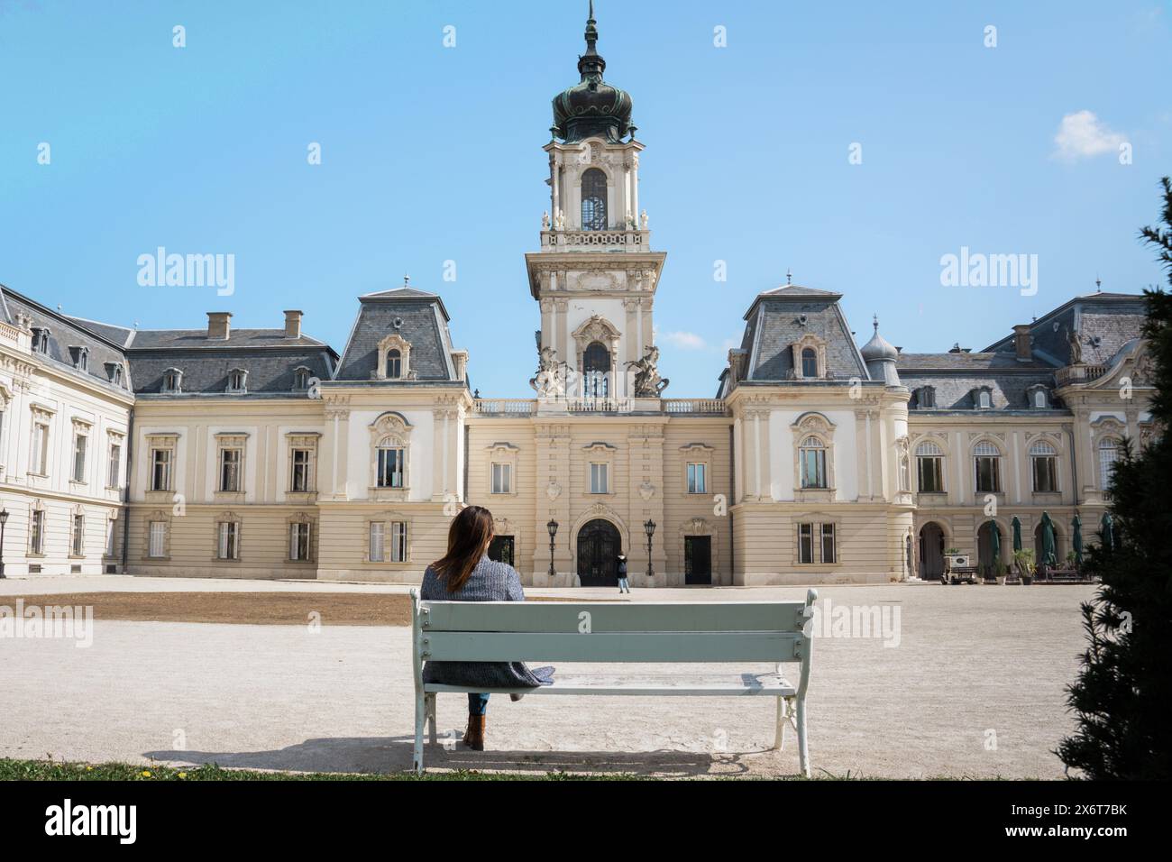 Magnifique bâtiment baroque du château de Festetics à Keszthely Hongrie avec une femme assise sur un banc Banque D'Images Magnifique bâtiment baroque du château de Festetics à Keszthely Hongrie avec une femme assise sur un banc Banque D'Images
