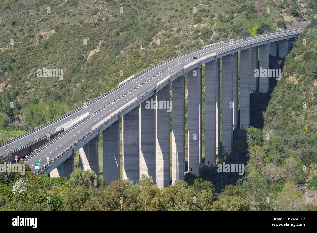 Viaduc avant d'entrer dans un tunnel sur l'autoroute A10, au nord de l'Italie Banque D'Images