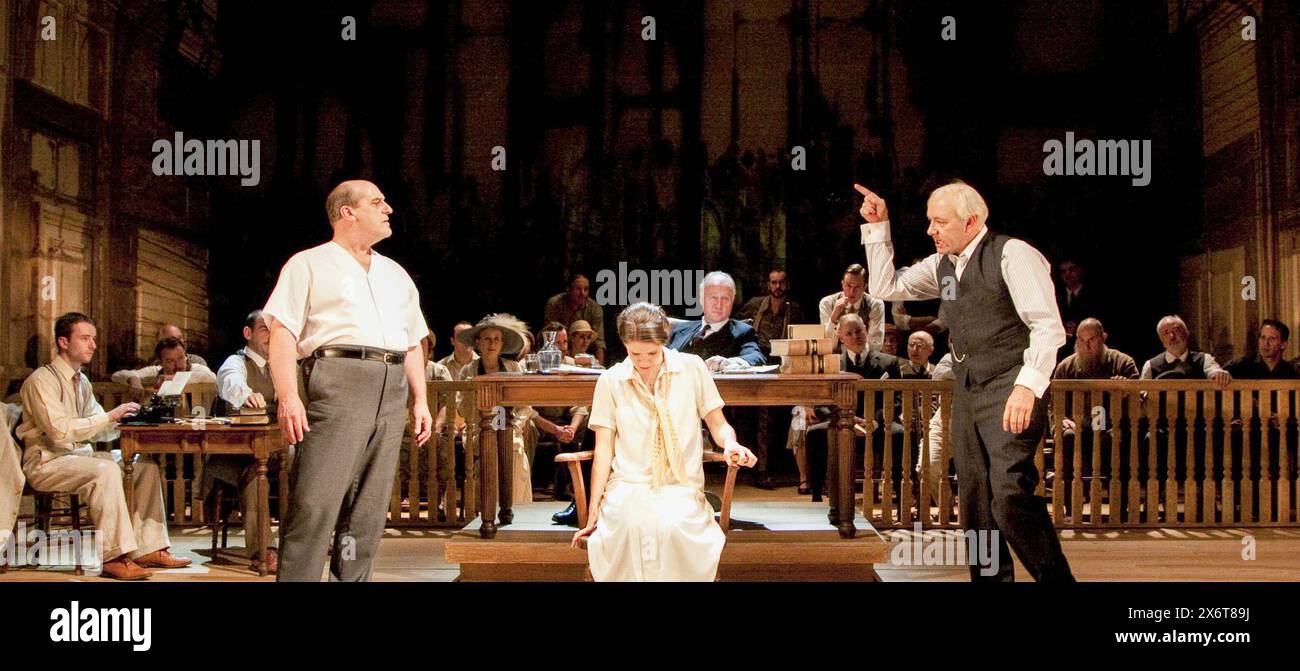 de gauche à droite : David Troughton (Matthew Harrison Brady), Sonya Cassidy (Rachel Brown), (arrière) Nicholas Jones (Judge), Kevin Spacey (Henry Drummond)) dans INHERIT THE WIND de Jerome Lawrence & Robert E. Lee au Old Vic Theatre, Londres SE1 01/10/2009 décor : Rob Howell costumes : Rob Howell & Irene Bohan éclairage: Howard Harrison réalisateur : Trevor Nunn Banque D'Images