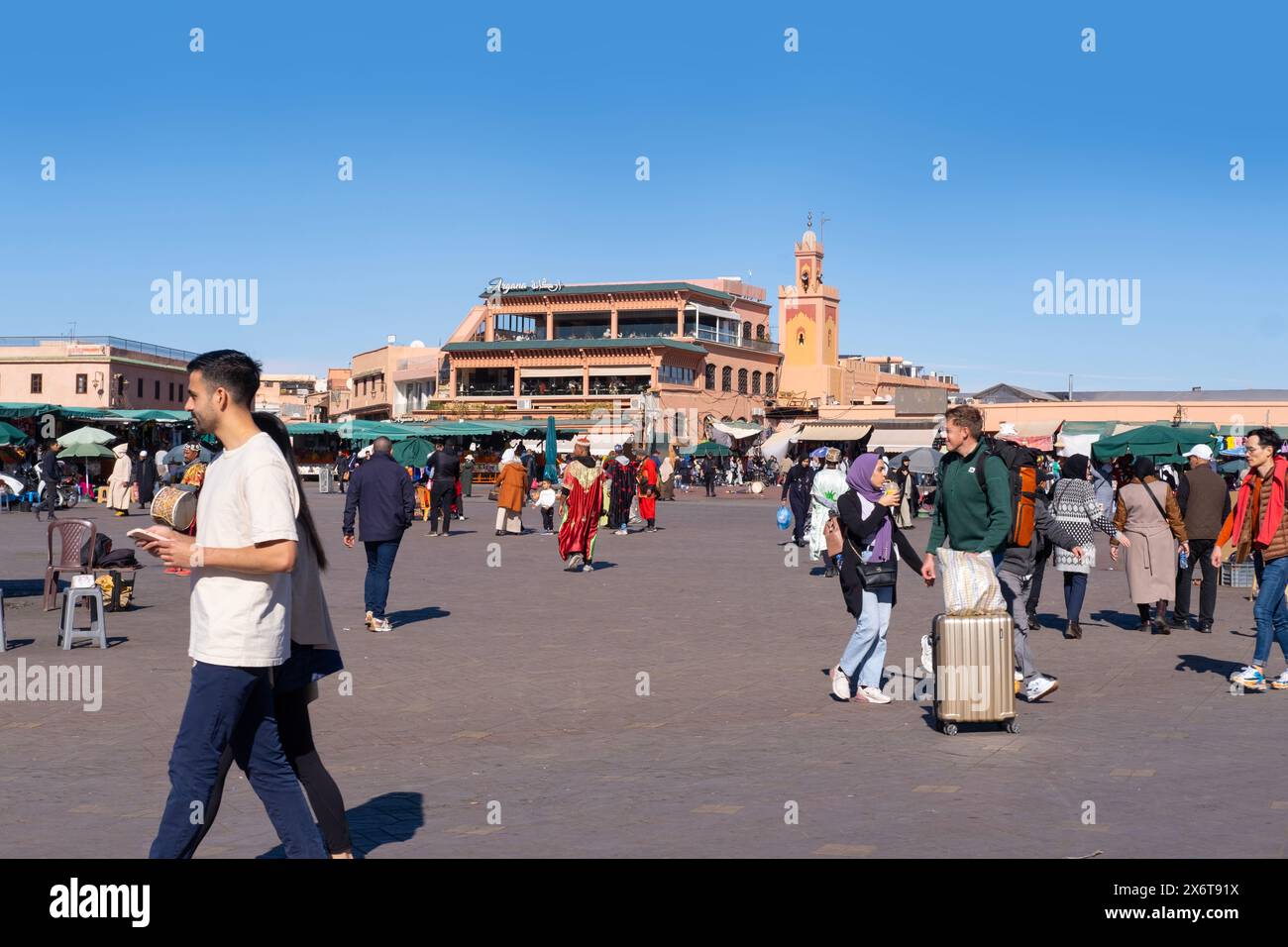 Place Jamaa el Fna à Marrakech, Mosquée Al-Koutoubia, tradition et coutumes antiques Maroc, grouillant de vie et de richesse culturelle, Marrakech, Moro Banque D'Images