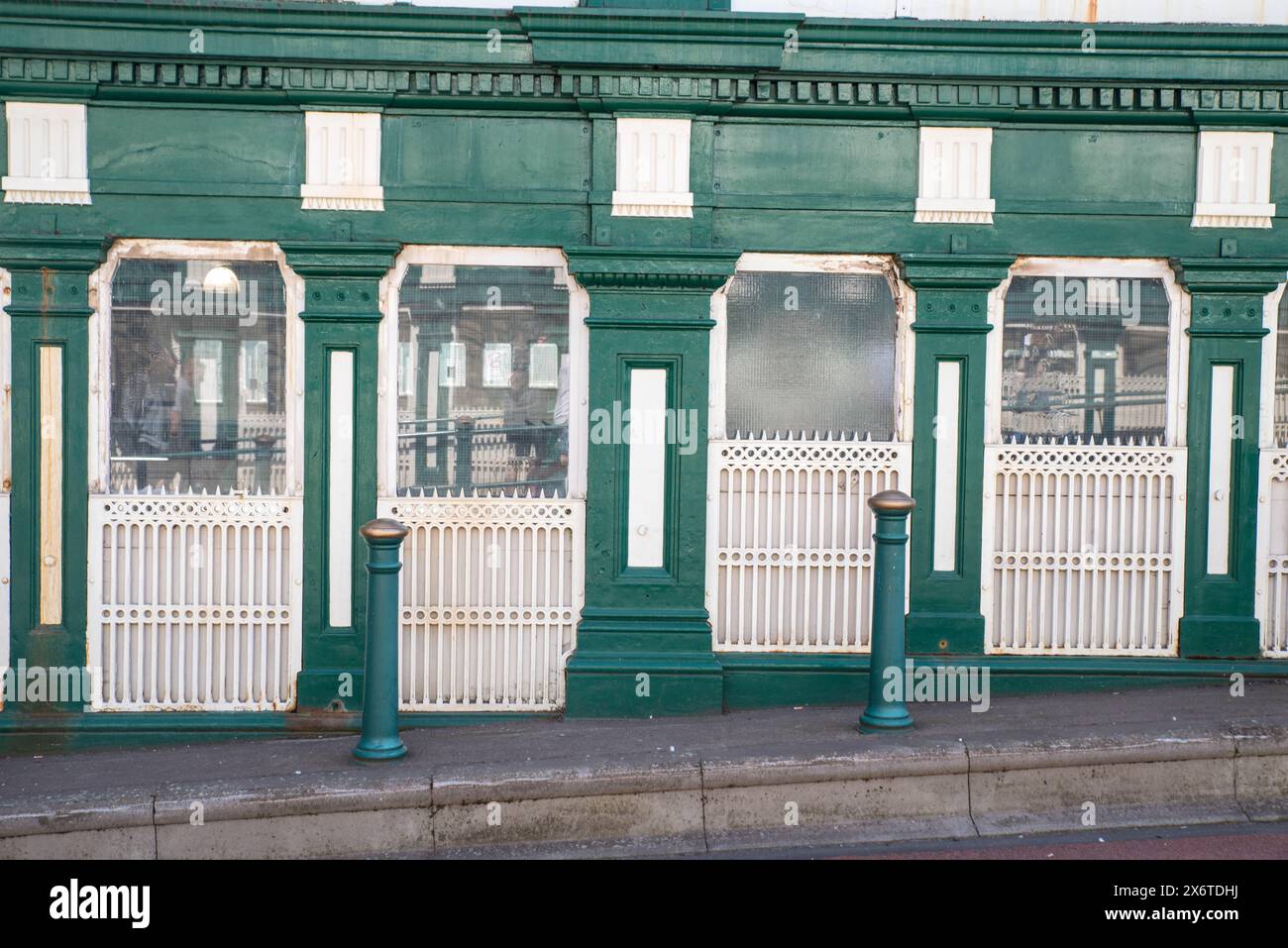 Architecture néo-classique sur la pente d'entrée de la gare d'Édimbourg Waverley, en Écosse Banque D'Images