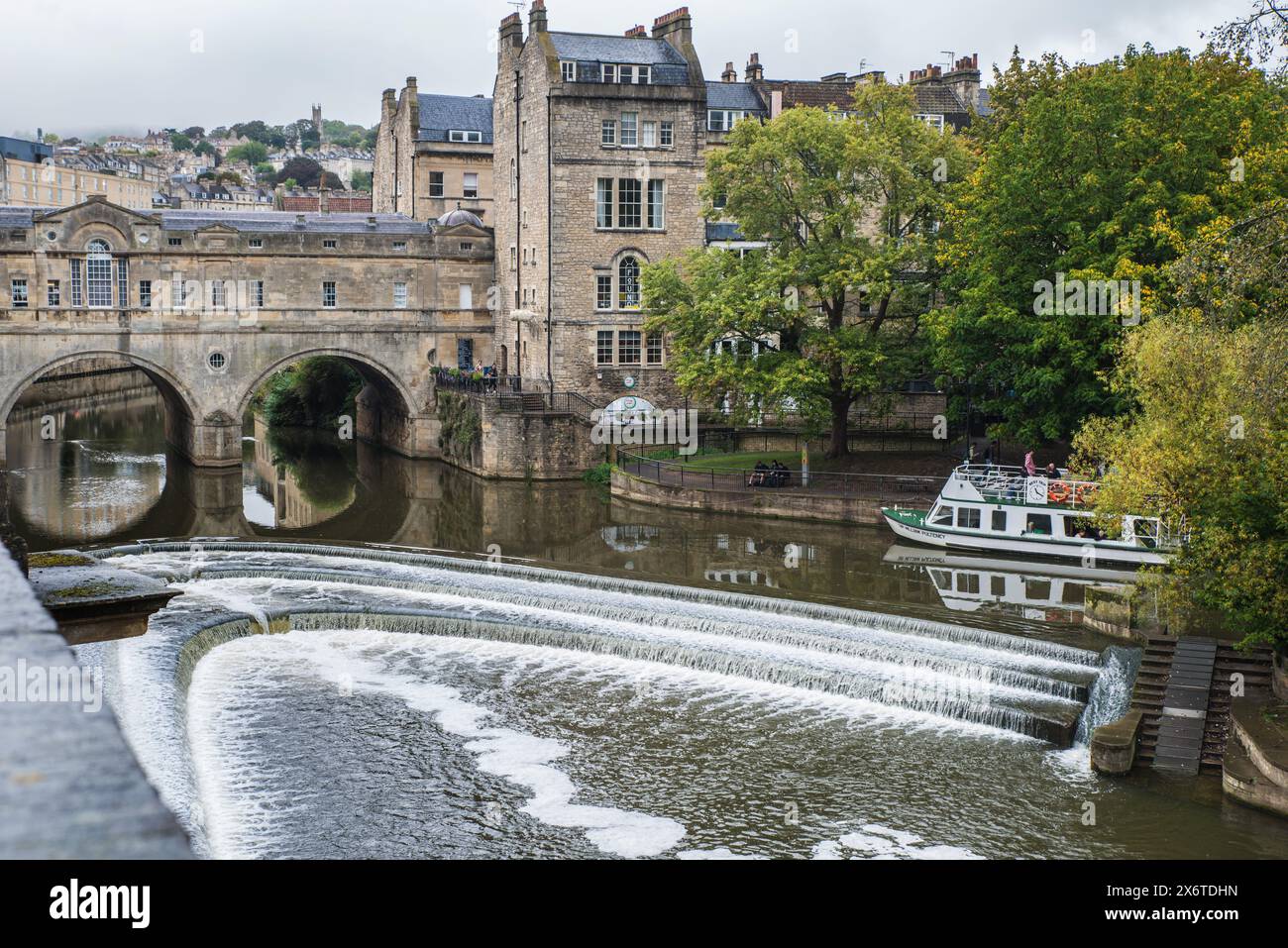 Pont Pulteney et déversoir Pulteney sur la rivière Avon à Bath, Somerset ; Angleterre, Royaume-Uni Banque D'Images