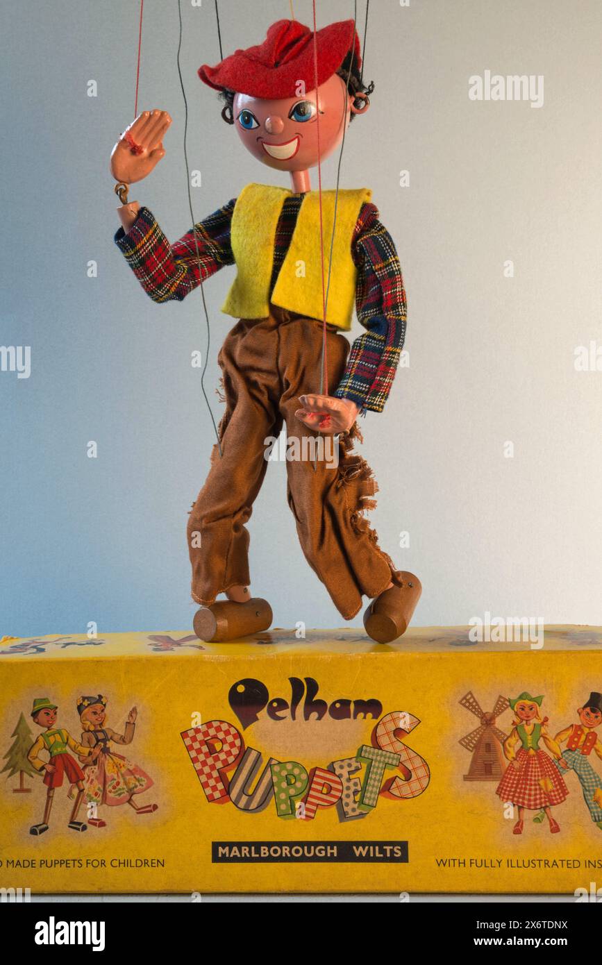 Marionnette SS Cowboy ou marionnette à cordes 'dansant' sur sa boîte produite dans les années 1950 par Pelham Puppets, Marlborough, Wiltshire, Angleterre. Banque D'Images