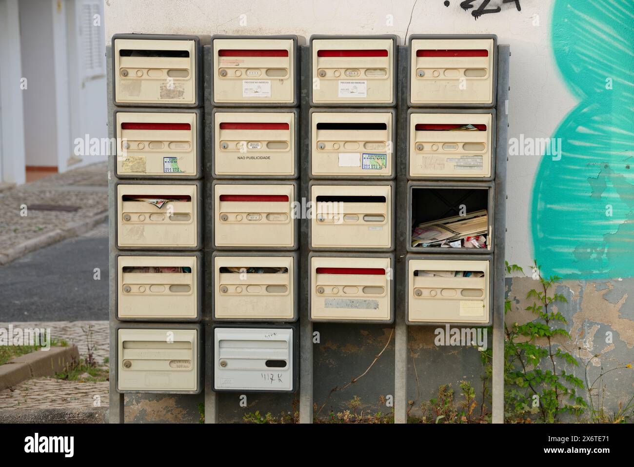 Boîtes aux lettres dans une rue au Portugal. Boîtes aux lettres personnelles dans une grille. Un spectacle habituel au Portugal. Banque D'Images