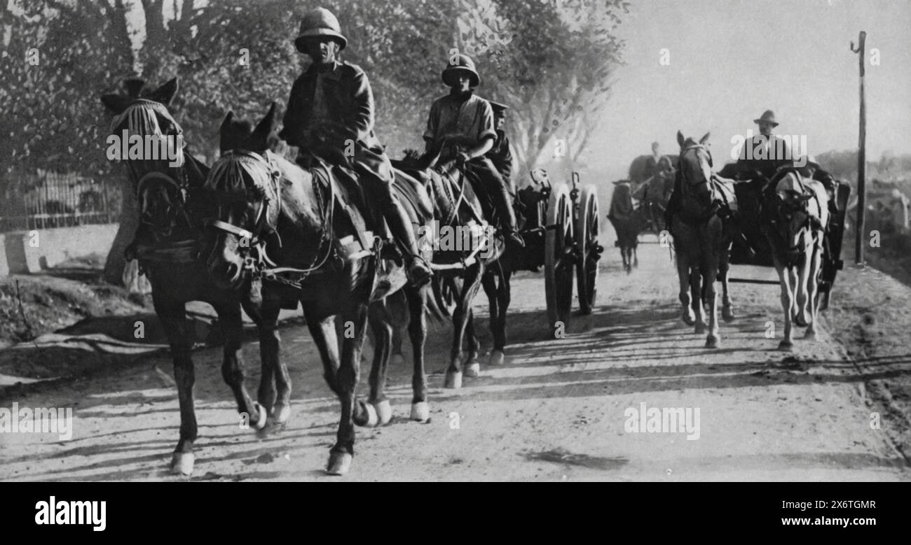 Une photographie montrant des soldats britanniques à cheval, transportant de l'artillerie alors qu'ils quittent Salonique pour les collines pendant la première Guerre mondiale, vers 1916. Ce mouvement faisait partie de la campagne de Salonique, où les Alliés, y compris les forces britanniques, visaient à soutenir la Serbie et à contrer les puissances centrales dans les Balkans. Banque D'Images