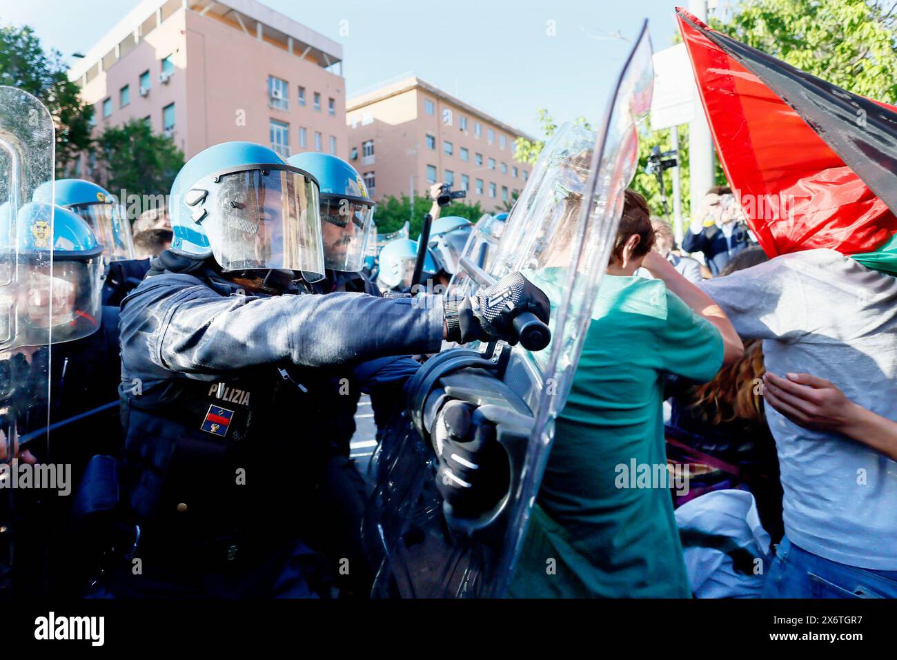 Roma, Italie. 16 mai 2024. Tensioni con la polizia alla contestazione della Giornata del laureato all'Universit&#xe0 ; la Sapienza che vede la presenza del Presidente della Repubblica Sergio Mattarella - Cronaca - Roma, Italia - Gioved&#xec;, 16 Maggio 2024 (foto Cecilia Fabiano/LaPresse) tension lors de la manifestation étudiante à l'occasion de la journée des diplômés de Sapienza qui accueille le Président de la République Sergio Mattarella - Actualités - Rome, Italie - jeudi 16 mai 2024 (photo Cecilia Fabiano/LaPresse) crédit : LaPresse/Alamy Live News Banque D'Images