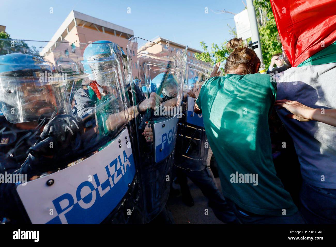 Roma, Italie. 16 mai 2024. Tensioni con la polizia alla contestazione della Giornata del laureato all'Universit&#xe0 ; la Sapienza che vede la presenza del Presidente della Repubblica Sergio Mattarella - Cronaca - Roma, Italia - Gioved&#xec;, 16 Maggio 2024 (foto Cecilia Fabiano/LaPresse) tension lors de la manifestation étudiante à l'occasion de la journée des diplômés de Sapienza qui accueille le Président de la République Sergio Mattarella - Actualités - Rome, Italie - jeudi 16 mai 2024 (photo Cecilia Fabiano/LaPresse) crédit : LaPresse/Alamy Live News Banque D'Images