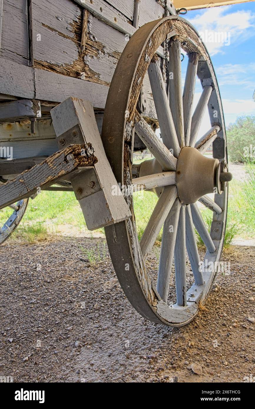 Gros plan roue sur le wagon en bois vieilli du 19ème siècle Banque D'Images