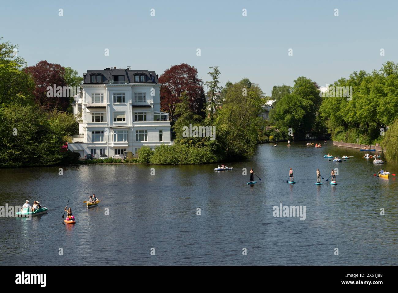 Image symbolique météo, activités de loisirs, printemps estival, villa à la Krugkoppelbruecke avec des bateaux à rames, pédalos et stand up paddle Banque D'Images