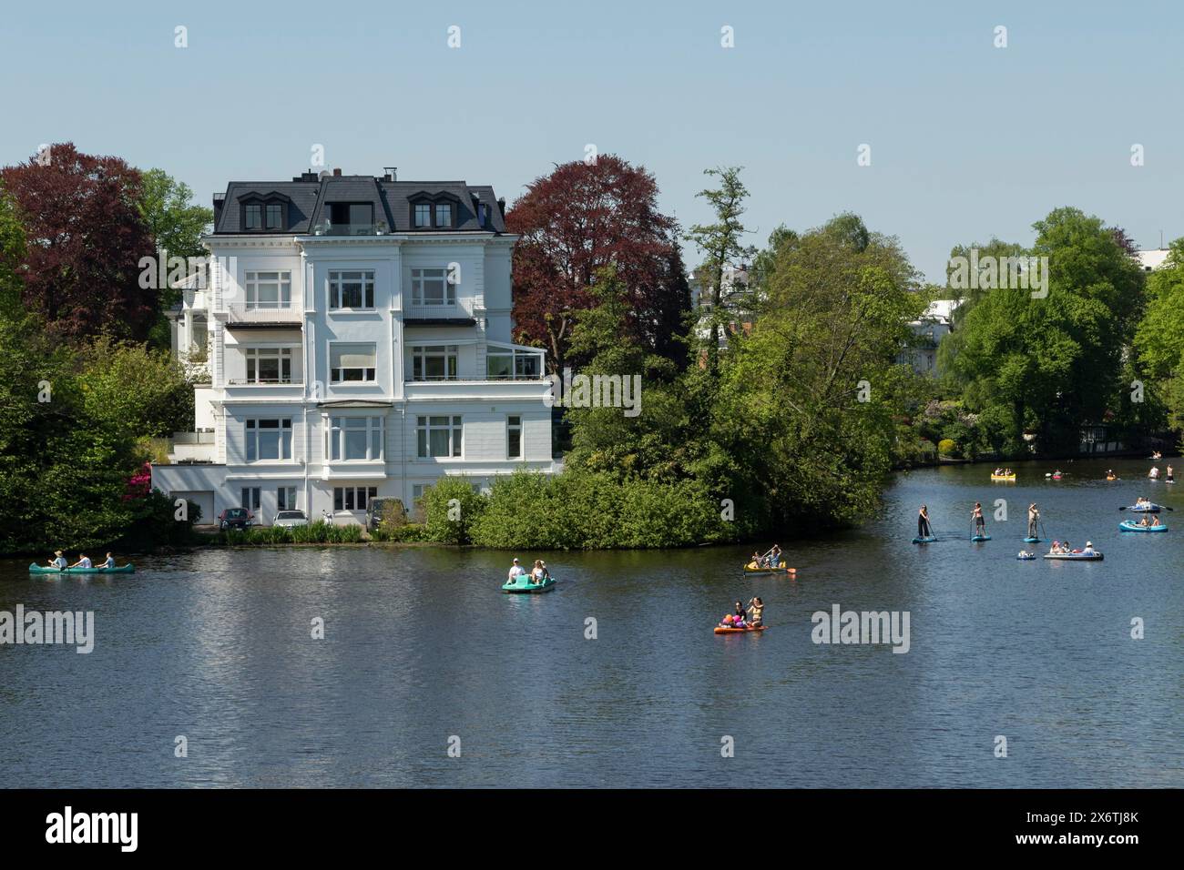 Image symbolique météo, activités de loisirs, printemps estival, villa à la Krugkoppelbruecke avec des bateaux à rames, pédalos et stand up paddle Banque D'Images