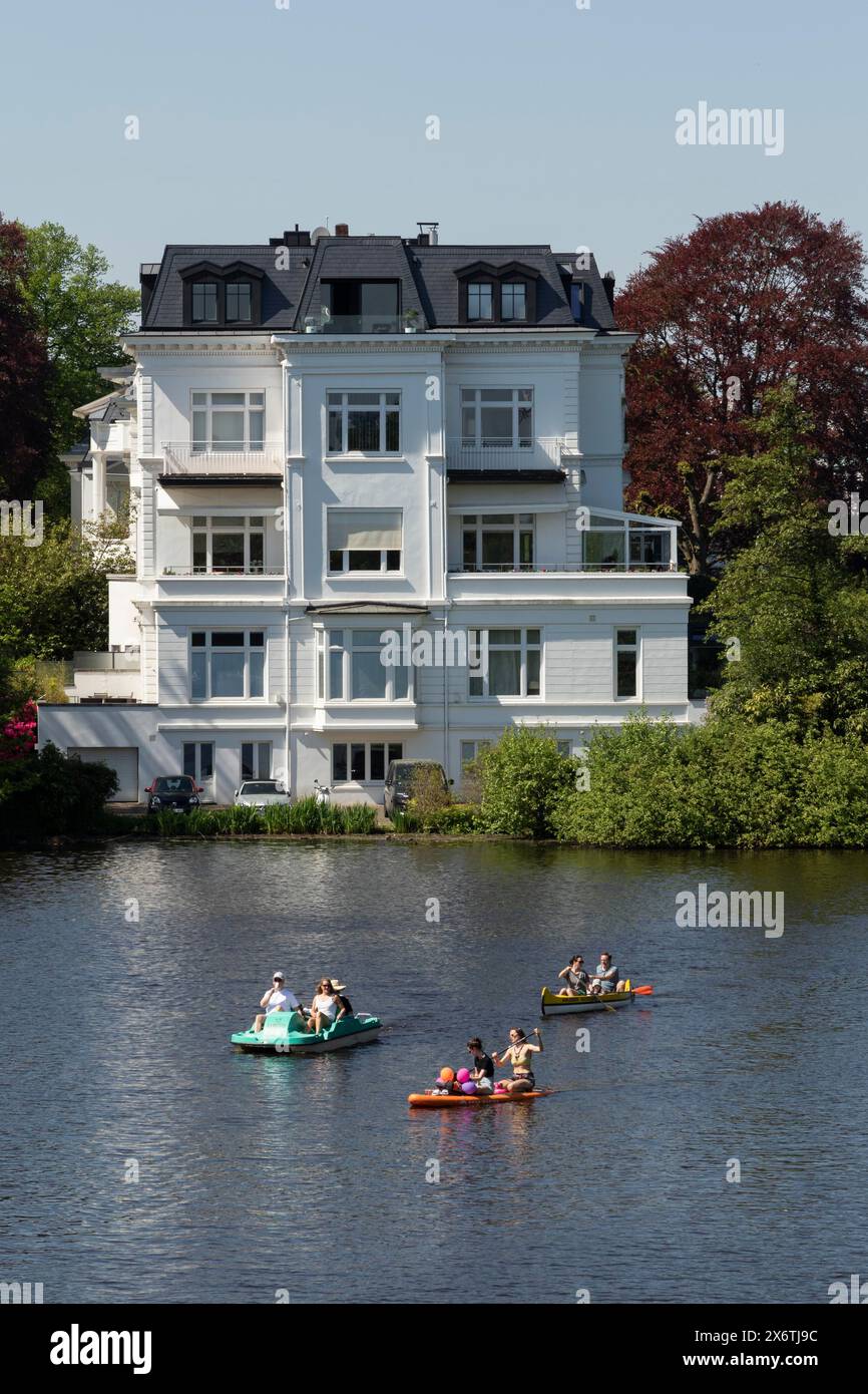 Image symbolique météo, activités de loisirs, printemps estival, villa à la Krugkoppelbruecke avec des bateaux à rames, pédalos et stand up paddle Banque D'Images