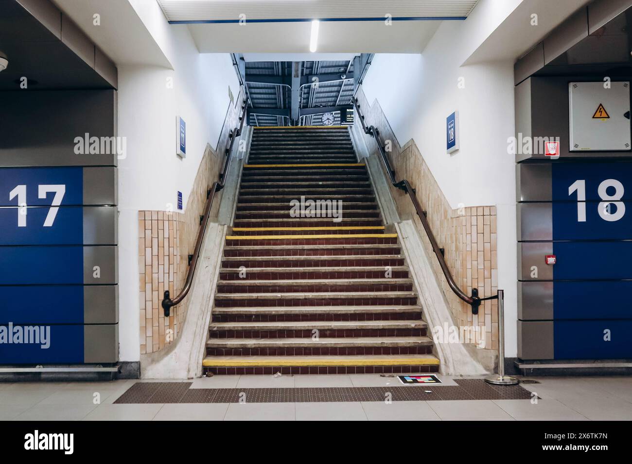Escaliers menant au quai de la gare à Bruxelles (gare de Bruxelles-midi) Banque D'Images