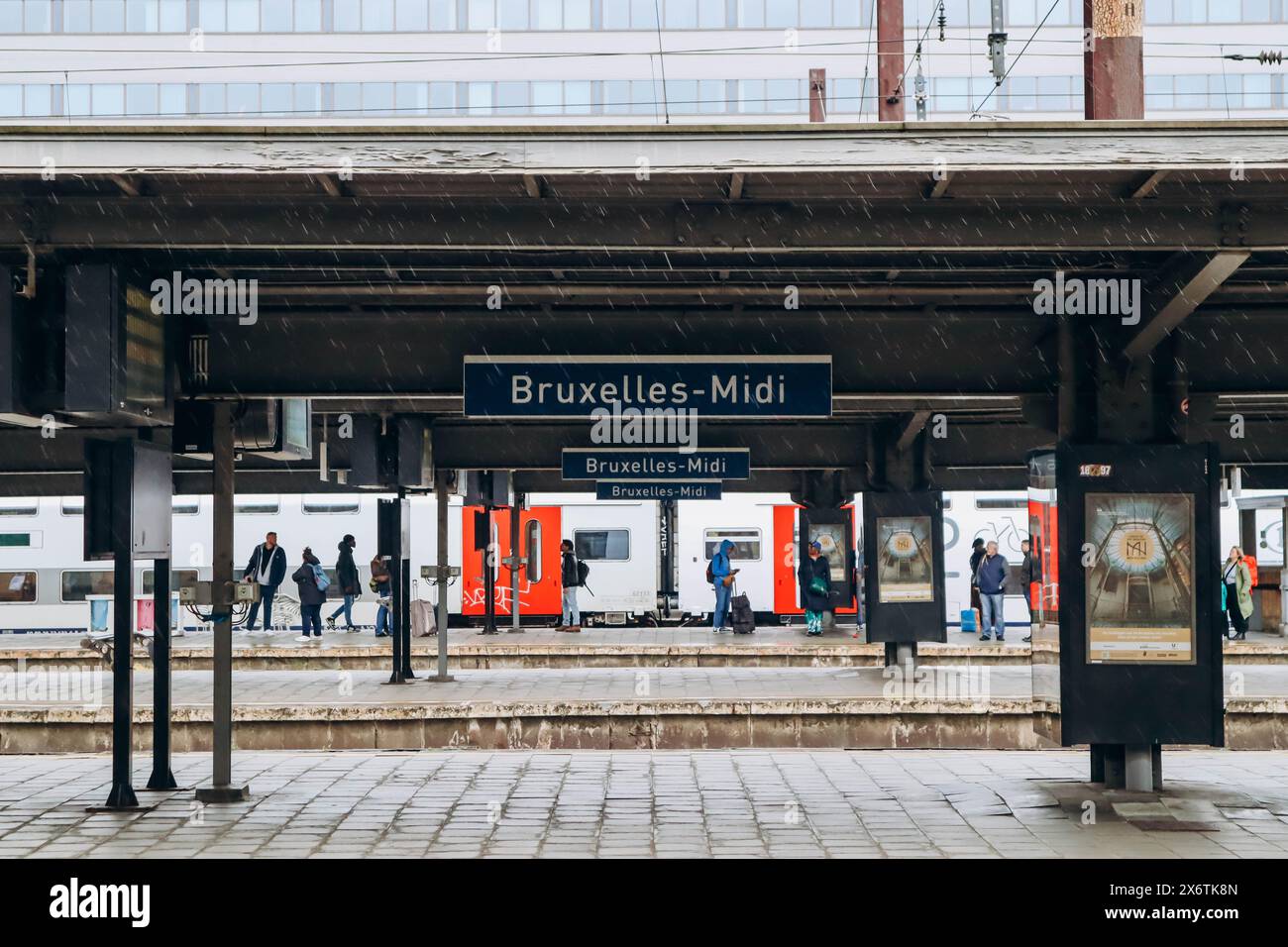 Bruxelles, Belgique - 21 octobre 2023 : une plate-forme de la gare de Bruxelles midi Banque D'Images