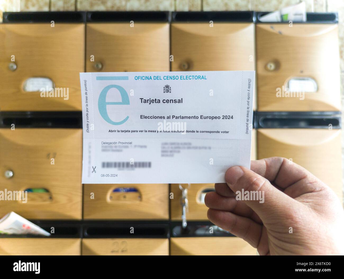 Merida, Espagne - 16 mai 2024 : résident trouve la carte de recensement des élections du Parlement européen dans sa boîte aux lettres. Banque D'Images