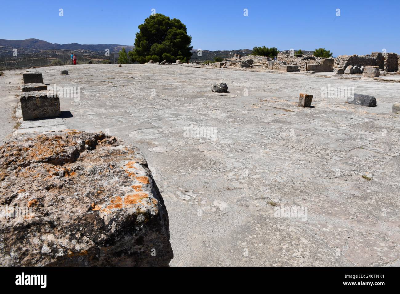 Vue de la cour carrée centrale espace ouvert partie de la colonie de Phaistos gauche au bord de la fondation de l'image murs de maçonnerie trouver le sol Banque D'Images