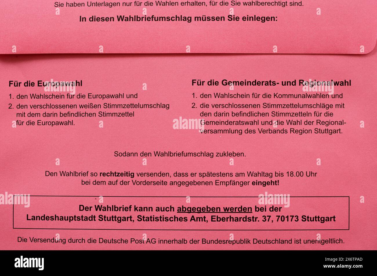 Enveloppe de bulletin de vote, rouge clair, instruction, vote postal, documents officiels de vote postal, élection, élection parlementaire, élection européenne Banque D'Images