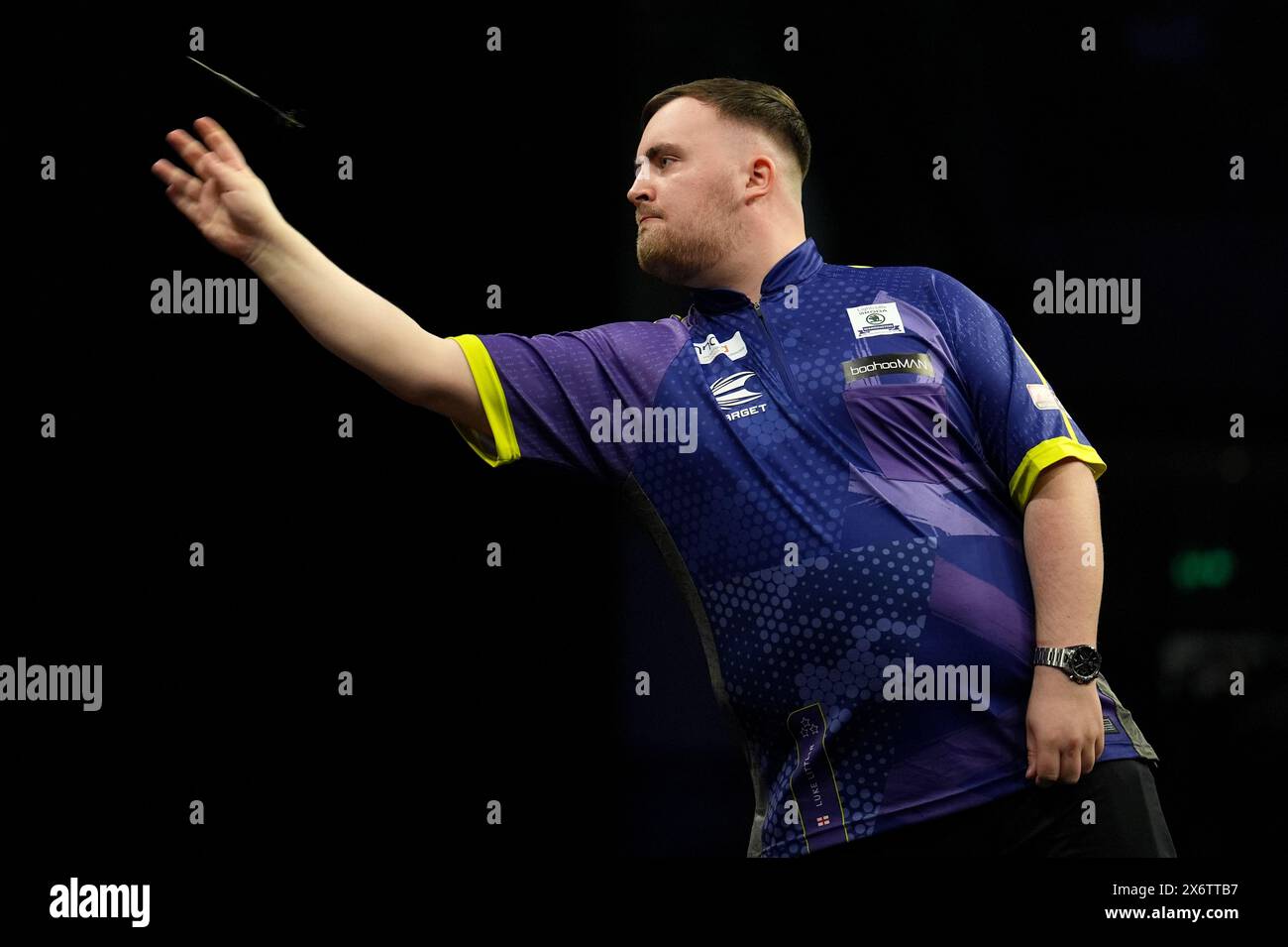 Luke Littler en action contre Peter Wright pendant la nuit seize de la BetMGM premier League qui s'est tenue à l'Utilita Arena, Sheffield. Date de la photo : jeudi 16 mai 2024. Banque D'Images
