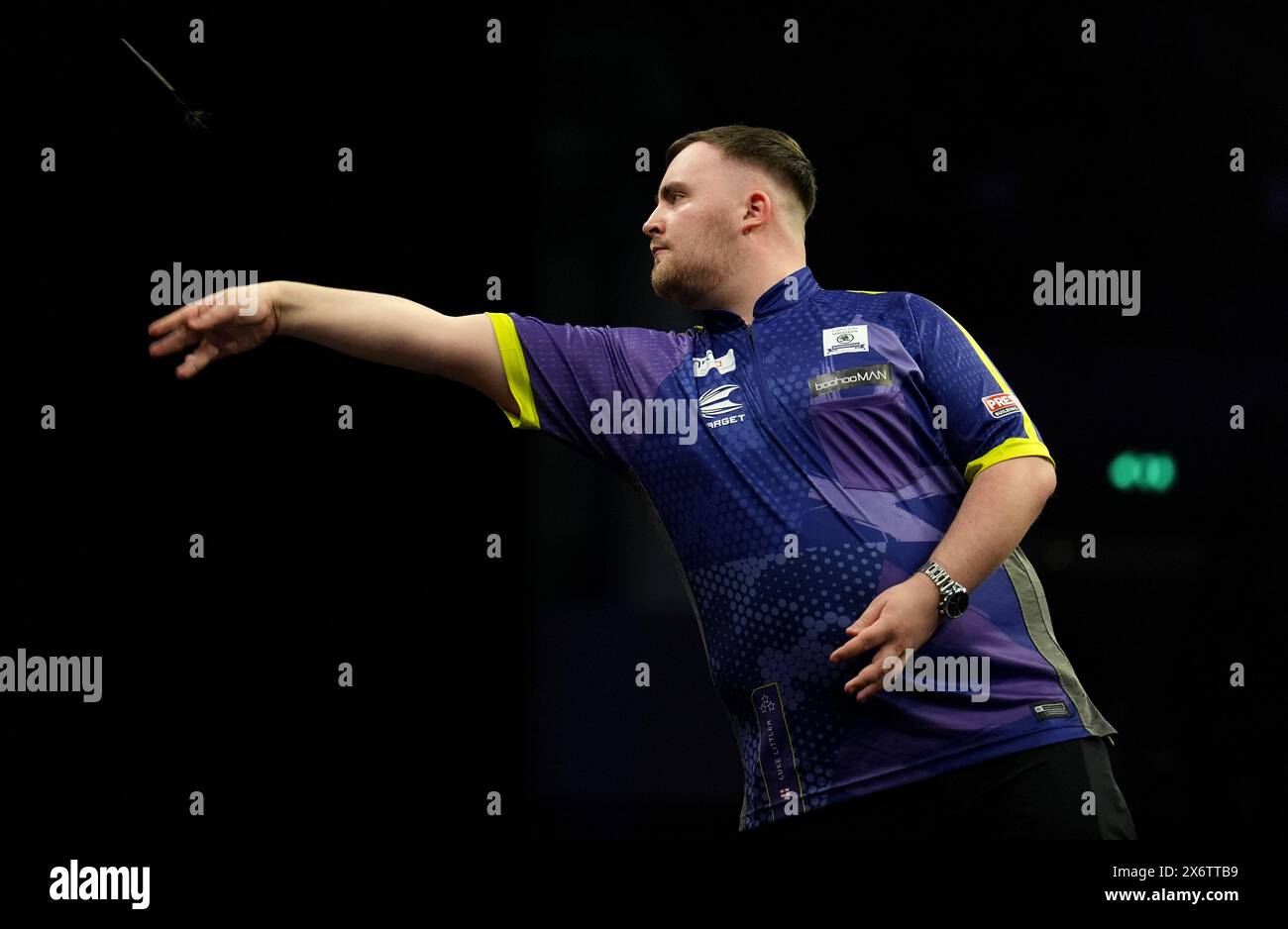 Luke Littler en action contre Peter Wright pendant la nuit seize de la BetMGM premier League qui s'est tenue à l'Utilita Arena, Sheffield. Date de la photo : jeudi 16 mai 2024. Banque D'Images
