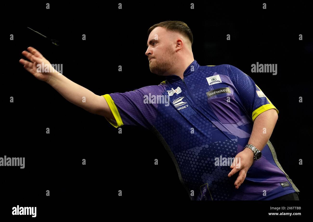 Luke Littler en action contre Peter Wright pendant la nuit seize de la BetMGM premier League qui s'est tenue à l'Utilita Arena, Sheffield. Date de la photo : jeudi 16 mai 2024. Banque D'Images