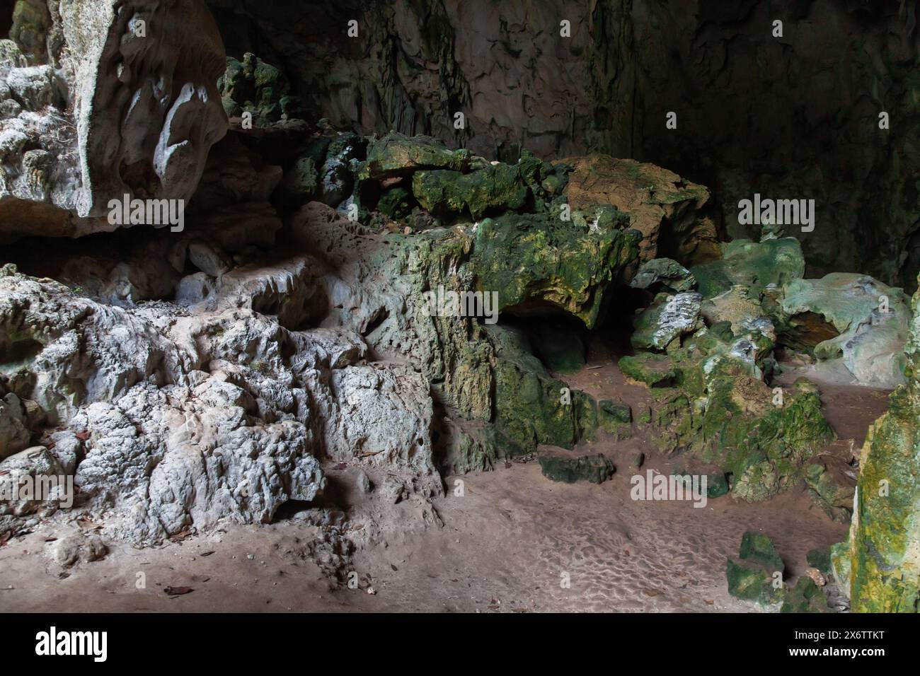 Vue d'une grotte vide dans le parc national Los Haitises. Golfe de Samana, République dominicaine Banque D'Images