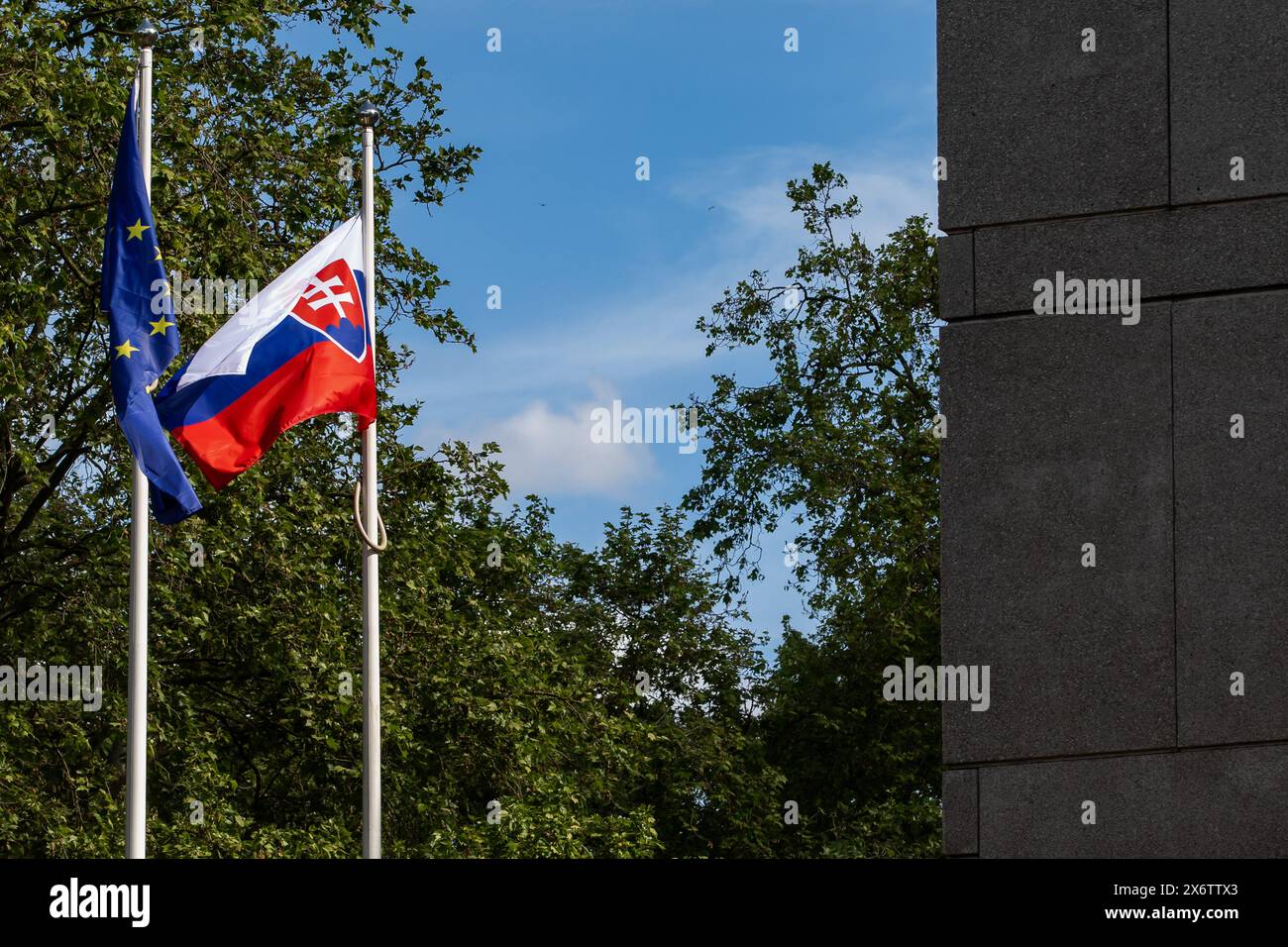 Londres, Royaume-Uni. 15 mai 2024. Les drapeaux de l'Union européenne et de la Slovaquie sont représentés devant l'ambassade de la République slovaque. Crédit : Mark Kerrison/Alamy Live News Banque D'Images