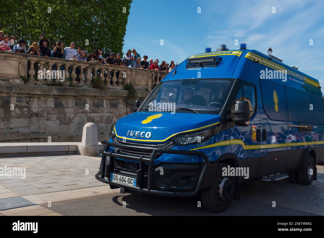 Montpellier, France. 13 mai 2024. Un camion de gendarmerie portant le logo de la flamme olympique roule le long de la Promenade du Peyrou, escortant les porteurs de flambeaux Banque D'Images