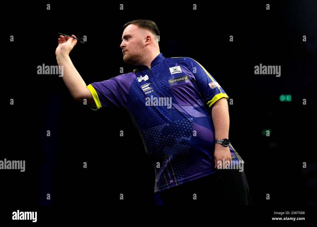 Luke Littler en action contre Peter Wright (non photographié) lors de la seizième nuit de la BetMGM premier League tenue à l'Utilita Arena, Sheffield. Date de la photo : jeudi 16 mai 2024. Banque D'Images