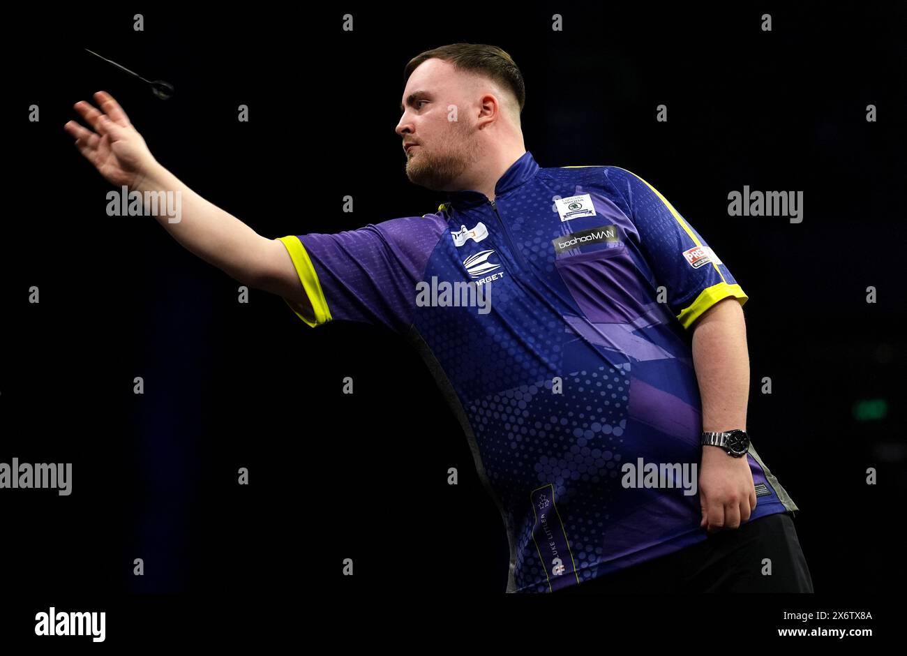 Luke Littler en action contre Peter Wright (non photographié) lors de la seizième nuit de la BetMGM premier League tenue à l'Utilita Arena, Sheffield. Date de la photo : jeudi 16 mai 2024. Banque D'Images
