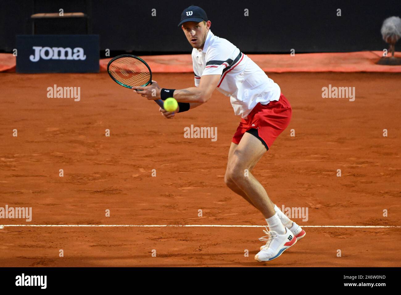 Rome, Italie. 16 mai 2024. Nicolas Jarry, du Chili, en action lors du match contre Stefanos Trsitsipas, de Grèce, au tournoi de tennis Internazionali BNL d'Italia 2024 au Foro Italico à Rome, Italie, le 16 mai 2024. Crédit : Insidefoto di andrea staccioli/Alamy Live News Banque D'Images