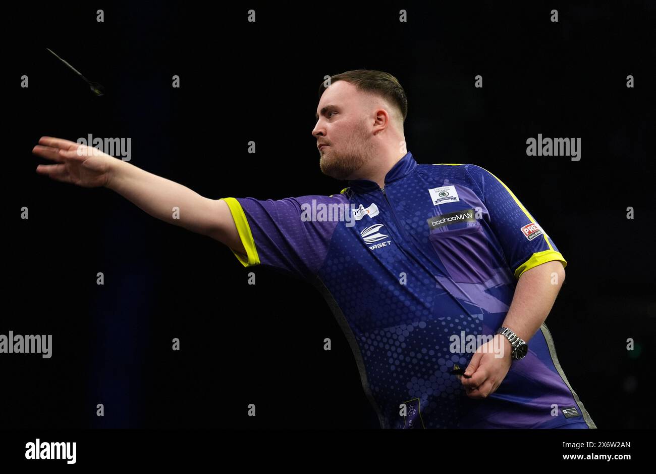 Luke Littler en action contre Peter Wright (non photographié) lors de la seizième nuit de la BetMGM premier League tenue à l'Utilita Arena, Sheffield. Date de la photo : jeudi 16 mai 2024. Banque D'Images