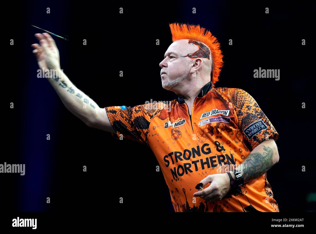 Peter Wright en action contre Luke Littler (non photographié) lors de la seizième nuit de la BetMGM premier League tenue à l'Utilita Arena, Sheffield. Date de la photo : jeudi 16 mai 2024. Banque D'Images