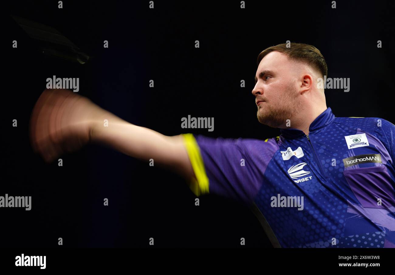 Luke Littler lors de son match contre Peter Wright (non photographié) la seizième nuit de la BetMGM premier League qui s'est tenue à l'Utilita Arena, Sheffield. Date de la photo : jeudi 16 mai 2024. Banque D'Images
