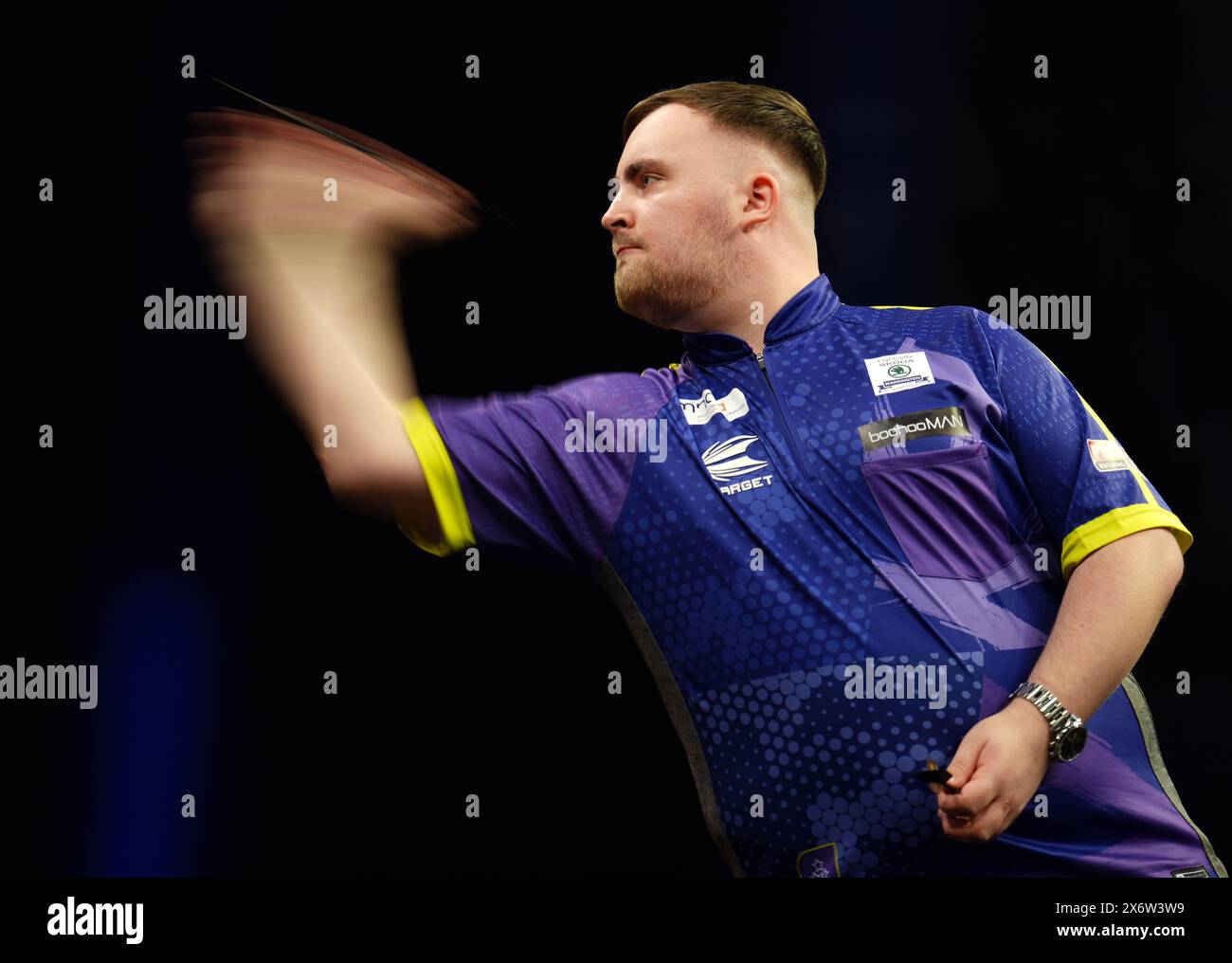 Luke Littler lors de son match contre Peter Wright (non photographié) la seizième nuit de la BetMGM premier League qui s'est tenue à l'Utilita Arena, Sheffield. Date de la photo : jeudi 16 mai 2024. Banque D'Images
