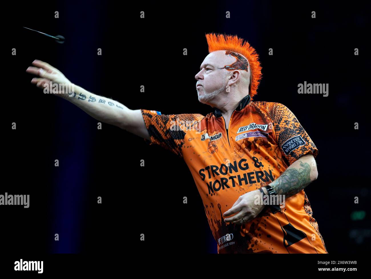 Peter Wright en action contre Luke Littler (non photographié) lors de la seizième nuit de la BetMGM premier League tenue à l'Utilita Arena, Sheffield. Date de la photo : jeudi 16 mai 2024. Banque D'Images