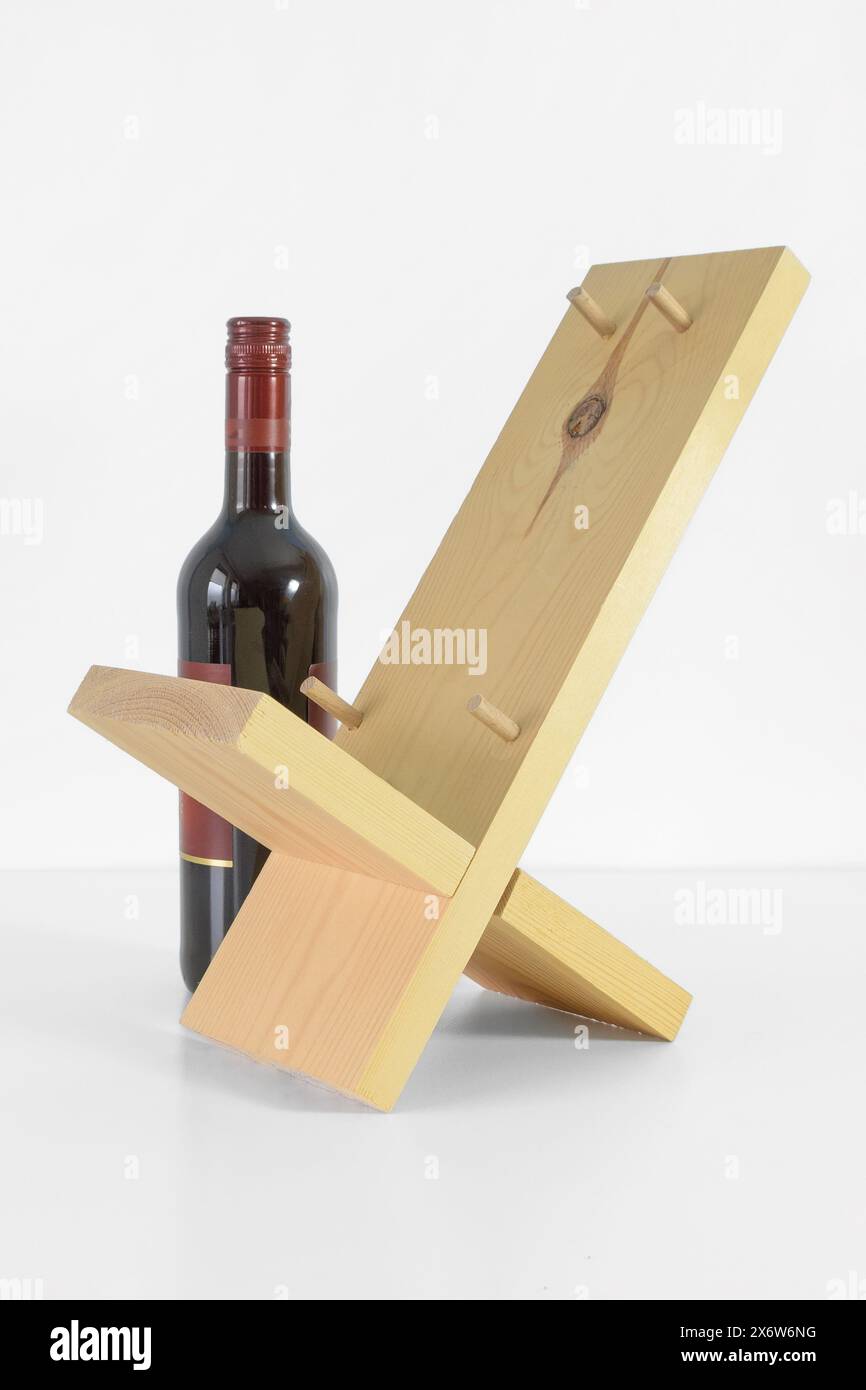 Le support en bois le plus simple pour une bouteille de vin. Bricolage artisanal à la maison. Banque D'Images