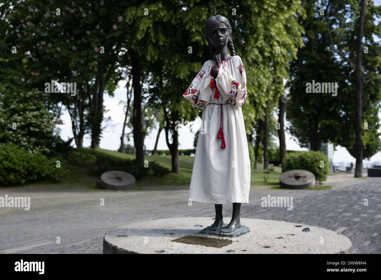 Kiev, Ukraine. 16 mai 2024. Une statue qui symbolise les victimes de l'Holodomor (famine), également connue sous le nom de « mémoire amère de l'enfance », vêtue de vyshyvanka (un vêtement traditionnel slave qui contient des éléments de broderie ethnique ukrainienne) à l'occasion de la Journée de Vyshyvanka à Kiev. (Photo de Oleksii Chumachenko/SOPA image/SIPA USA) crédit : SIPA USA/Alamy Live News Banque D'Images