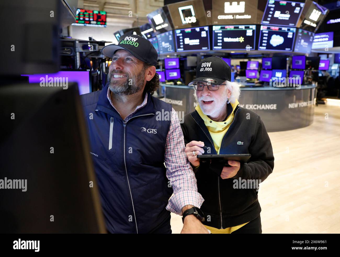 New York, États-Unis. 16 mai 2024. Les traders portent des casquettes de baseball lisant '40,000' alors qu'ils travaillent sur le plancher de la Bourse de New York (NYSE) à Wall Street à New York le jeudi 16 mai 2024. Le Dow Jones Industrial Average a brièvement dépassé 40 000 pour la première fois aujourd'hui, clôturant à 39 965 en fin de négociation. Photo de John Angelillo/UPI crédit : UPI/Alamy Live News Banque D'Images