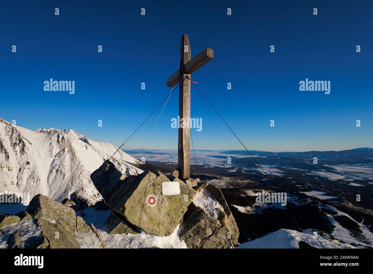 Predne Solisko, Hautes Tatras, Vysoke Tatry, Slovaquie. Croix chrétienne sur le sommet, le sommet et le sommet de la montagne. Paysage et monument régional et l Banque D'Images