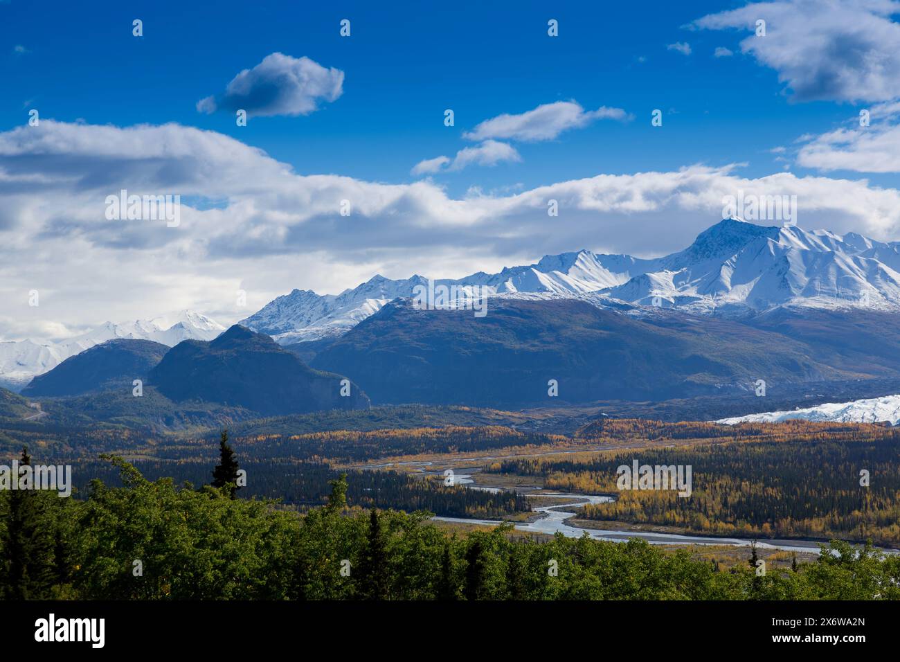 Destination pittoresque de la beauté de septembre le long de la Glenn Highway en Alaska, dans des montagnes sauvages, des eaux sinueuses et de riches forêts Banque D'Images