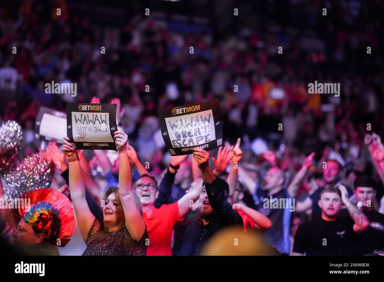 Sheffield, Royaume-Uni. 16 mai 2024. Sheffield Wednesday fans dans la foule avec de grandes bannières WAWAW Escape pendant les fléchettes BetMGM premier League 2024, nuit 16, Sheffield à Utilita Arena, Sheffield, Angleterre, Royaume-Uni le 16 mai 2024 crédit : Every second Media/Alamy Live News Banque D'Images