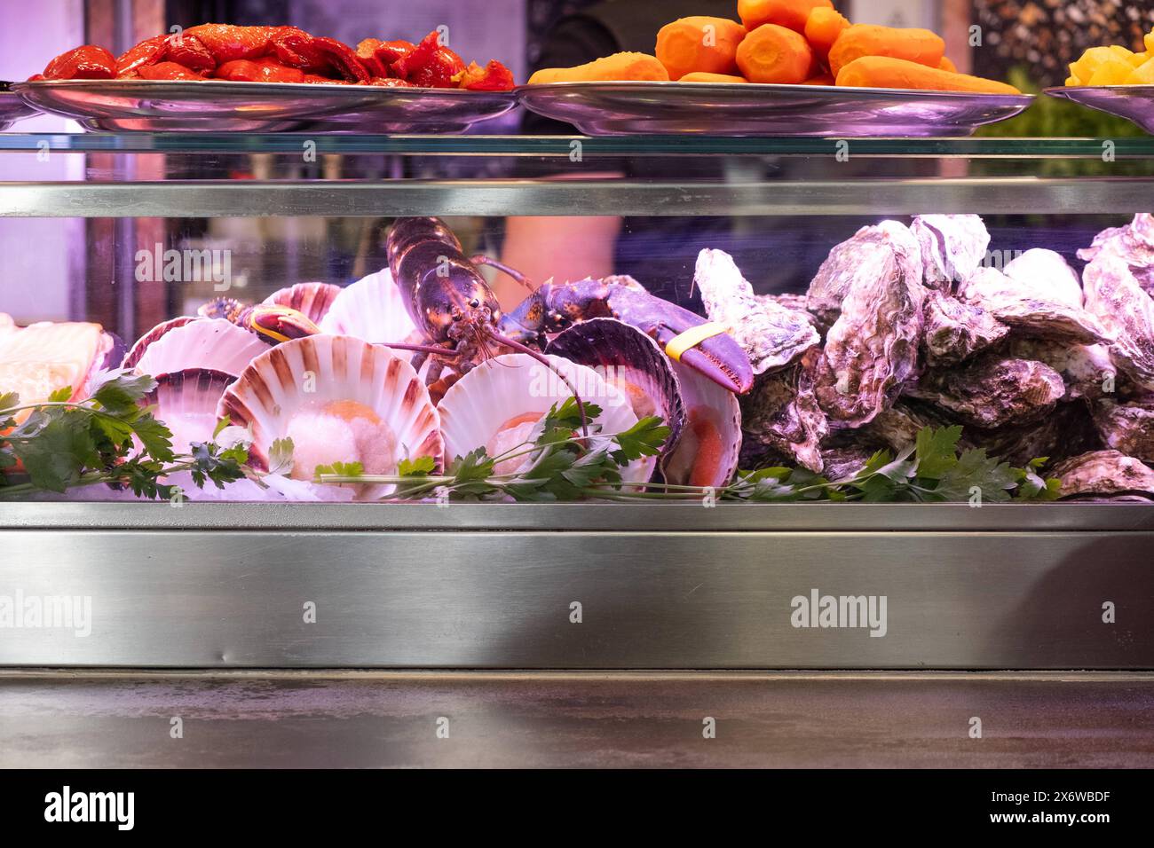 Fische und andere Meeresfrüchte an einem Marktstand auf dem Mercat de la Boqueria, berühmter Markt an den Ramblas in Barcelona, Spanien Barcelona Kata Banque D'Images