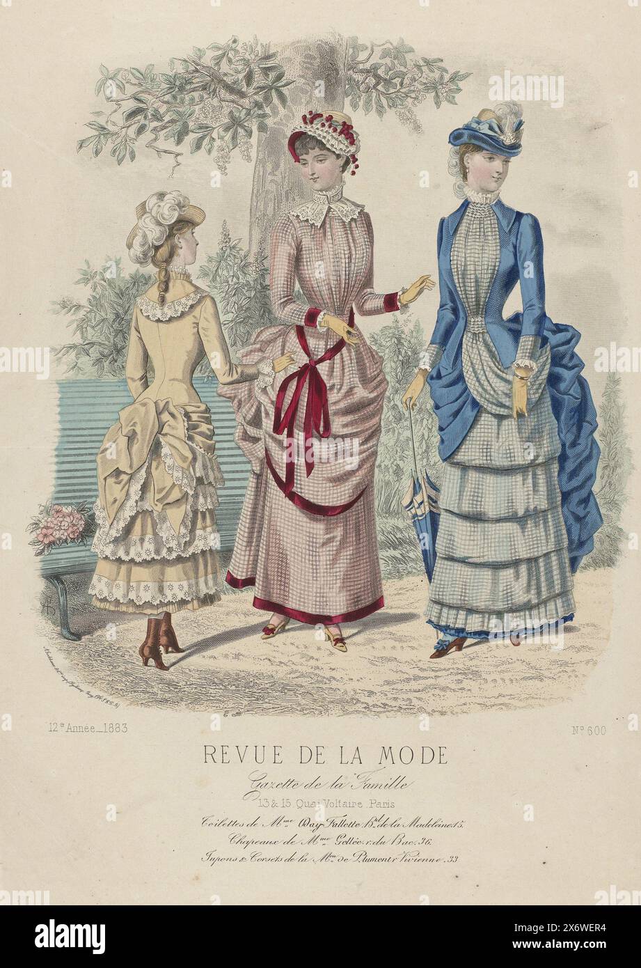 Revue de la mode, Gazette de la famille, dimanche 1er juillet 1883, 12e annee, n° 600 : toilettes de Mme Day-Falett (...), deux femmes et une jeune fille sur un banc de jardin, vêtues de robes par Day-Falette. À gauche : robe fille en tussor de couleur écru, foulard ou batiste décorée de broderies. Centre : Robe de batiste à carreaux roses décorée de velours rouge. Capeline de paille et dentelle blanche, doublure rouge et décorée de cerises. Droite : 'toilette' de foulard bleu à carreaux et foulard Uni. Chapeau de paille décoré de velours bleu et plume blanche. Avec une légende de quelques lignes de texte publicitaire pour Banque D'Images